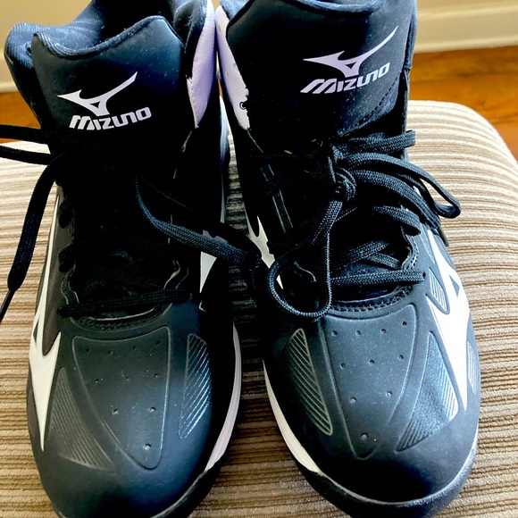 Almost new football cleats - Picture 1 of 3